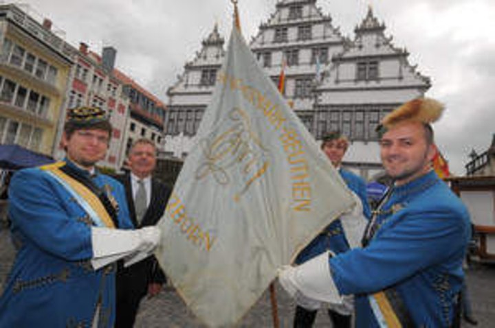 Vor dem historischen Paderborner Rathaus